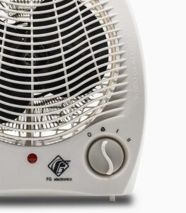 Desni donji dio električne puhalice s krugom koji regulira stepen jačine grijanja.