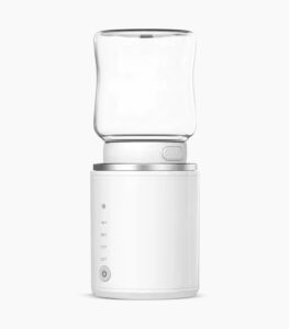 prenosni grijač bočica bele boje uslikan frontalno